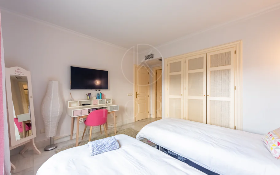 Vistas Panorámicas al Mar y Extraordinario Potencial – Amplio Apartamento en Monte Halcones a Precio de Venta