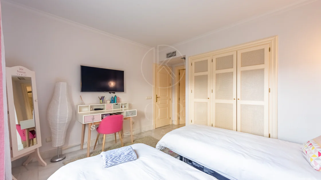 Vistas Panorámicas al Mar y Extraordinario Potencial – Amplio Apartamento en Monte Halcones a Precio de Venta