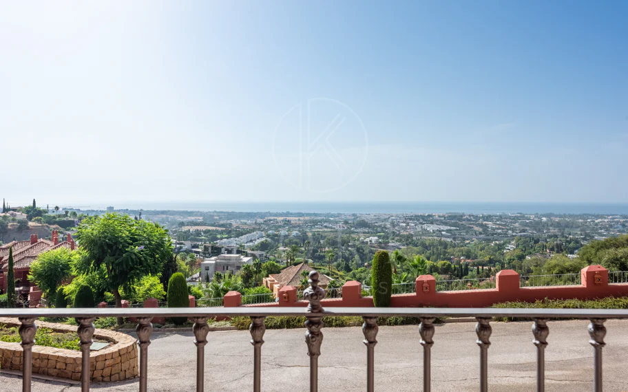 Vistas Panorámicas al Mar y Extraordinario Potencial – Amplio Apartamento en Monte Halcones a Precio de Venta