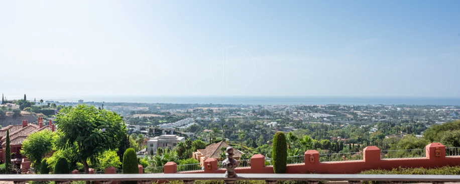 Vistas Panorámicas al Mar y Extraordinario Potencial – Amplio Apartamento en Monte Halcones a Precio de Venta