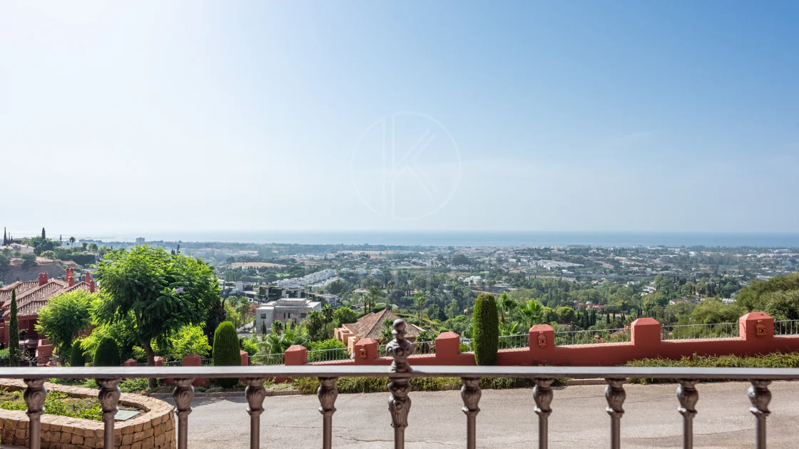 Vistas Panorámicas al Mar y Extraordinario Potencial – Amplio Apartamento en Monte Halcones a Precio de Venta