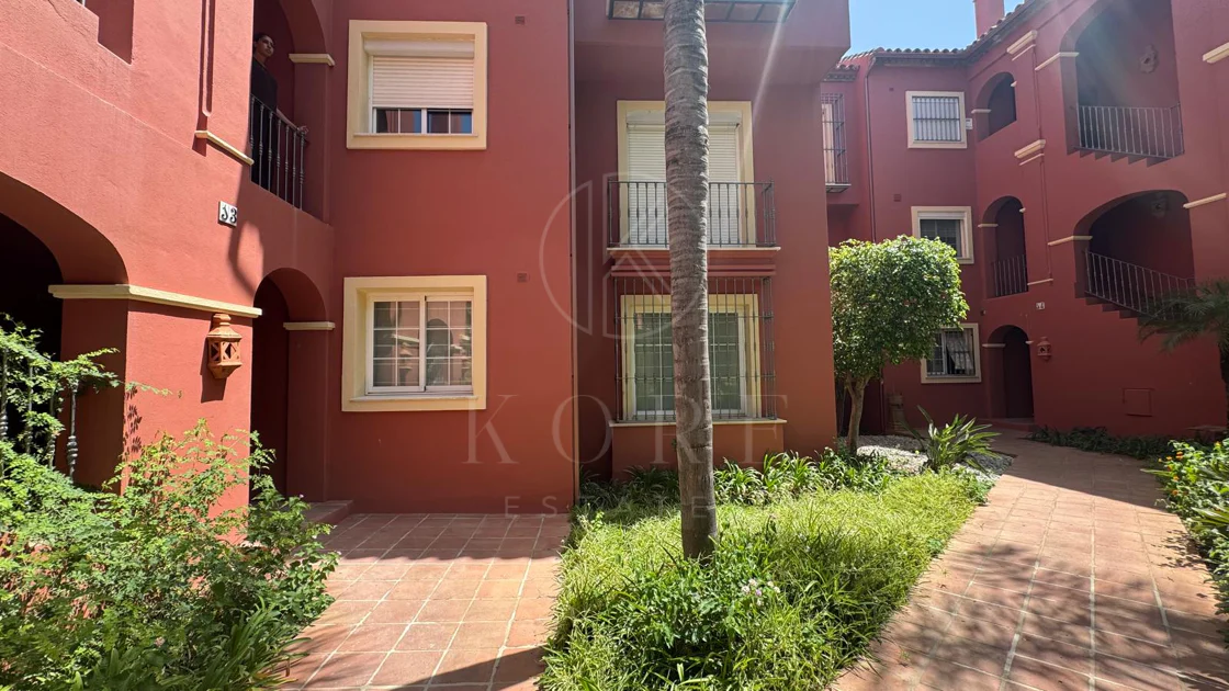 Vistas Panorámicas al Mar y Extraordinario Potencial – Amplio Apartamento en Monte Halcones a Precio de Venta