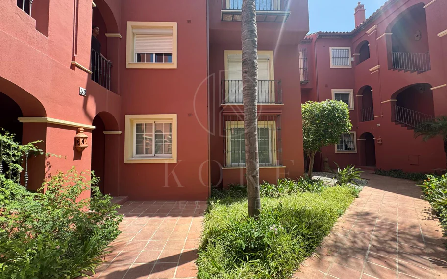 Vistas Panorámicas al Mar y Extraordinario Potencial – Amplio Apartamento en Monte Halcones a Precio de Venta