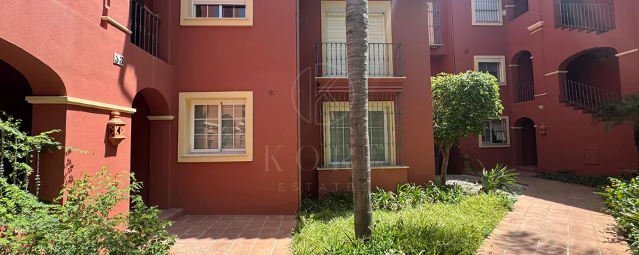 Vistas Panorámicas al Mar y Extraordinario Potencial – Amplio Apartamento en Monte Halcones a Precio de Venta