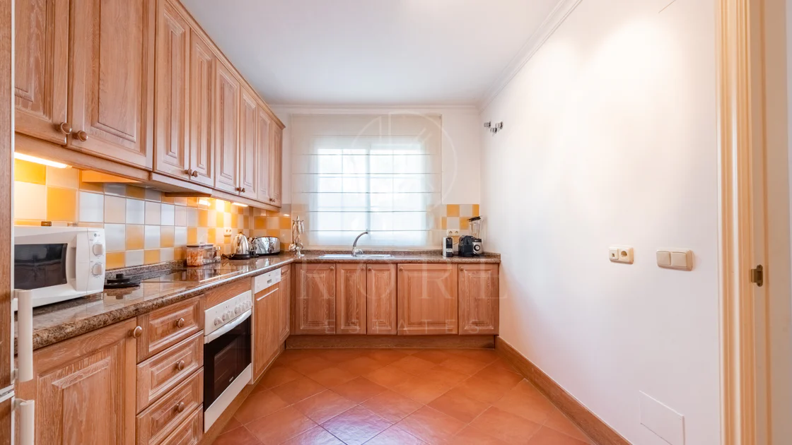 Vistas Panorámicas al Mar y Extraordinario Potencial – Amplio Apartamento en Monte Halcones a Precio de Venta