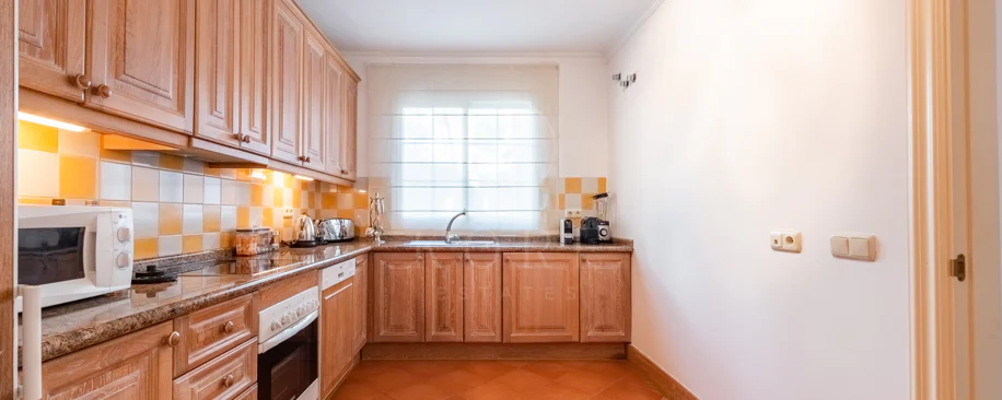 Vistas Panorámicas al Mar y Extraordinario Potencial – Amplio Apartamento en Monte Halcones a Precio de Venta