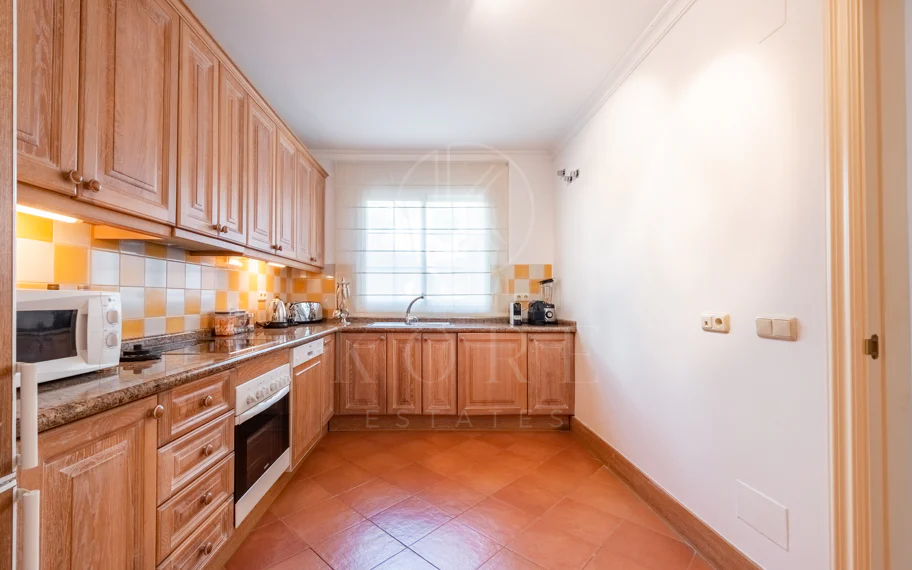 Vistas Panorámicas al Mar y Extraordinario Potencial – Amplio Apartamento en Monte Halcones a Precio de Venta