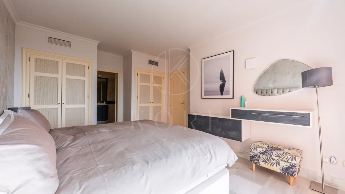 Vistas Panorámicas al Mar y Extraordinario Potencial – Amplio Apartamento en Monte Halcones a Precio de Venta