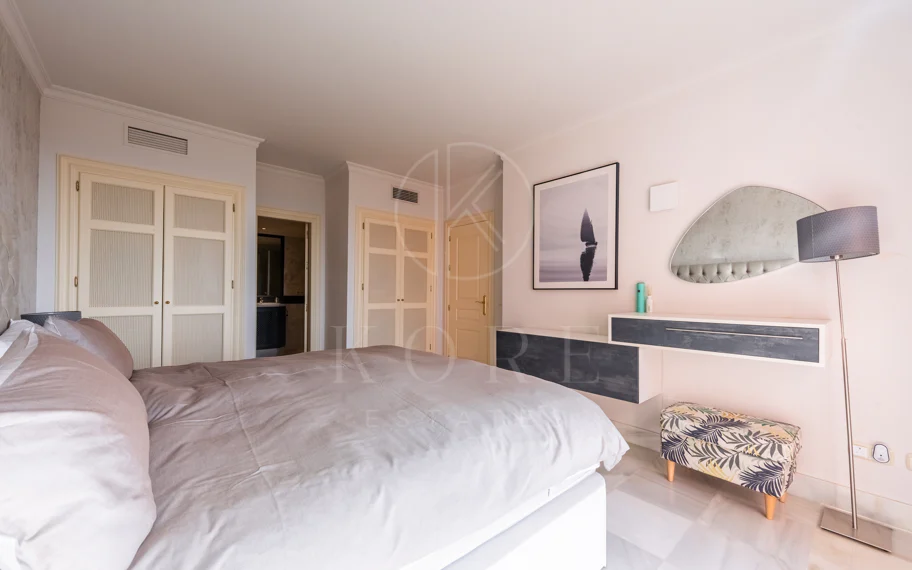 Vistas Panorámicas al Mar y Extraordinario Potencial – Amplio Apartamento en Monte Halcones a Precio de Venta