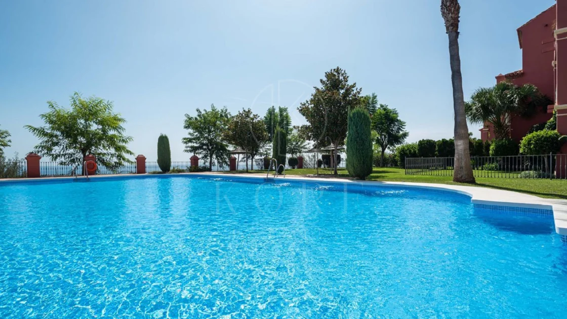 Vistas Panorámicas al Mar y Extraordinario Potencial – Amplio Apartamento en Monte Halcones a Precio de Venta
