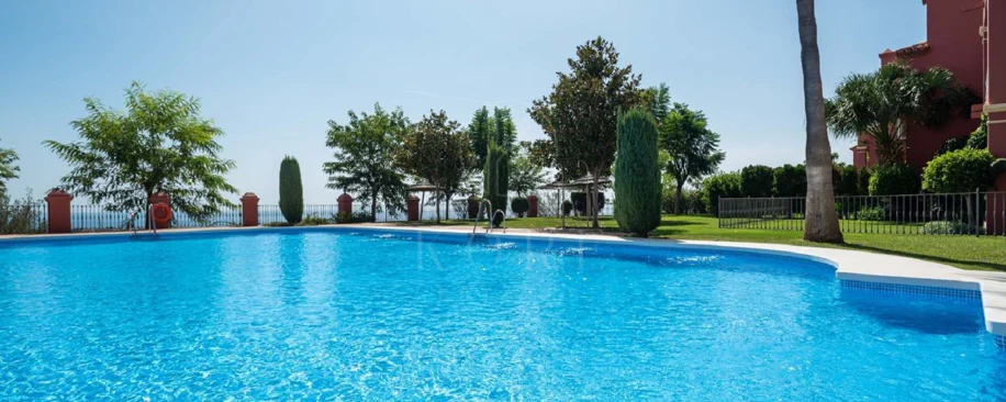 Vistas Panorámicas al Mar y Extraordinario Potencial – Amplio Apartamento en Monte Halcones a Precio de Venta