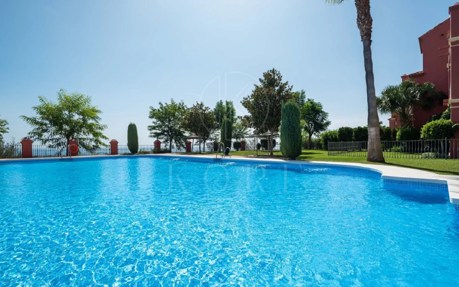 Vistas Panorámicas al Mar y Extraordinario Potencial – Amplio Apartamento en Monte Halcones a Precio de Venta