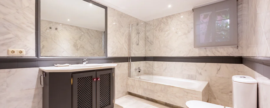 Vistas Panorámicas al Mar y Extraordinario Potencial – Amplio Apartamento en Monte Halcones a Precio de Venta