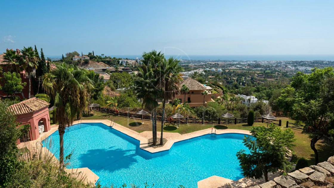 Vistas Panorámicas al Mar y Extraordinario Potencial – Amplio Apartamento en Monte Halcones a Precio de Venta