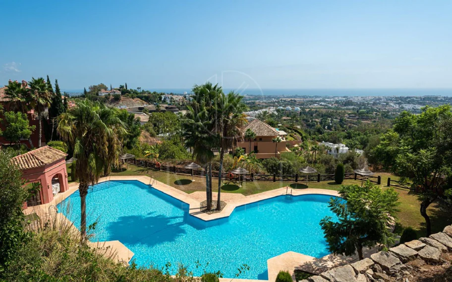 Vistas Panorámicas al Mar y Extraordinario Potencial – Amplio Apartamento en Monte Halcones a Precio de Venta