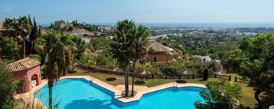 Vistas Panorámicas al Mar y Extraordinario Potencial – Amplio Apartamento en Monte Halcones a Precio de Venta