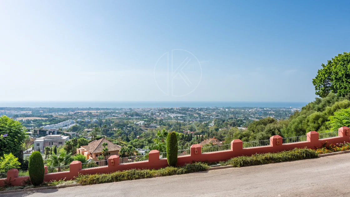 Vistas Panorámicas al Mar y Extraordinario Potencial – Amplio Apartamento en Monte Halcones a Precio de Venta
