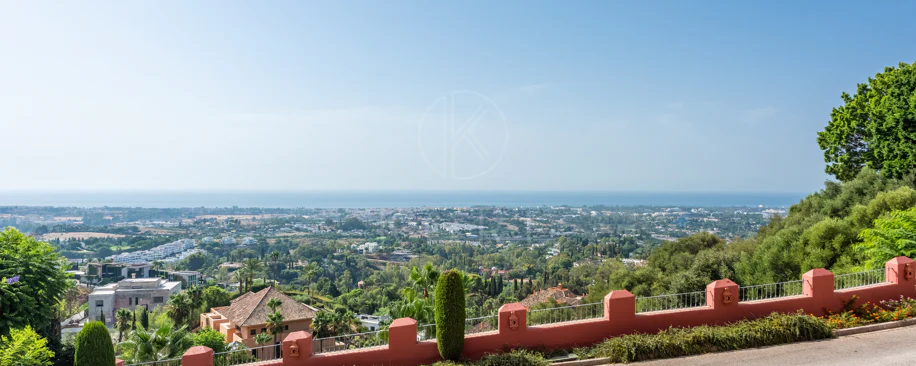 Vistas Panorámicas al Mar y Extraordinario Potencial – Amplio Apartamento en Monte Halcones a Precio de Venta