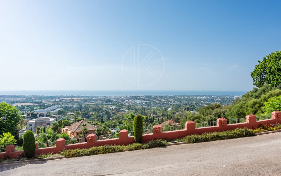 Vistas Panorámicas al Mar y Extraordinario Potencial – Amplio Apartamento en Monte Halcones a Precio de Venta