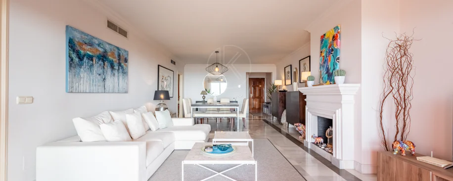 Vistas Panorámicas al Mar y Extraordinario Potencial – Amplio Apartamento en Monte Halcones a Precio de Venta