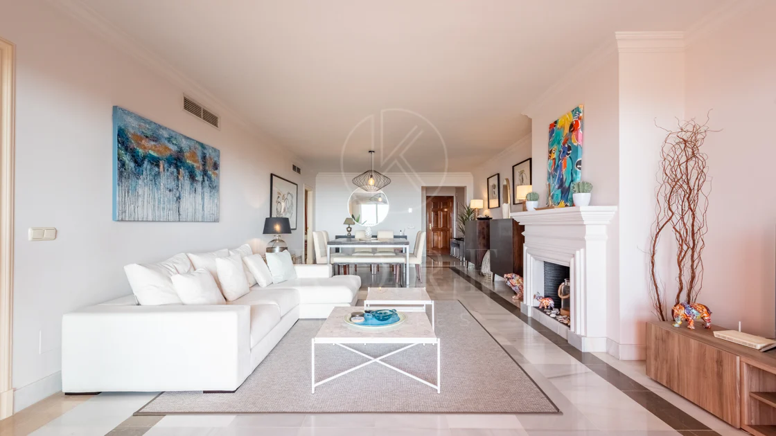 Vistas Panorámicas al Mar y Extraordinario Potencial – Amplio Apartamento en Monte Halcones a Precio de Venta