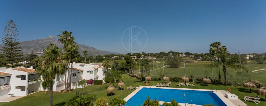 Beautifully designed 4-bedroom apartmentin one of Aloha’s most sought-after residential areas