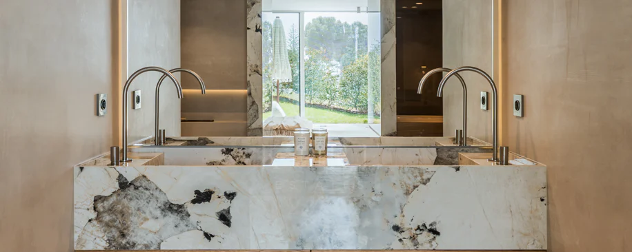 Beautifully designed 4-bedroom apartmentin one of Aloha’s most sought-after residential areas