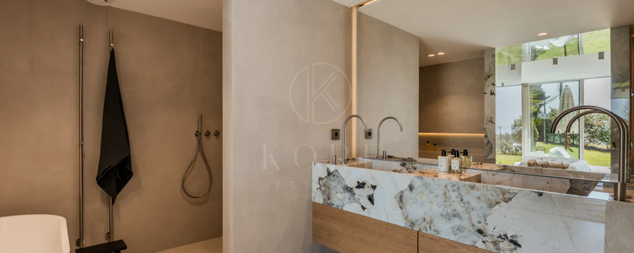 Beautifully designed 4-bedroom apartmentin one of Aloha’s most sought-after residential areas
