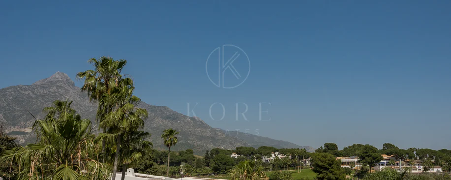 Beautifully designed 4-bedroom apartmentin one of Aloha’s most sought-after residential areas