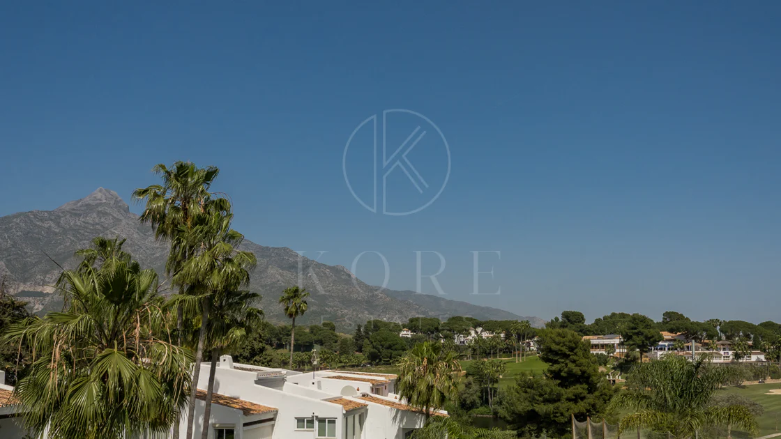 Beautifully designed 4-bedroom apartmentin one of Aloha’s most sought-after residential areas