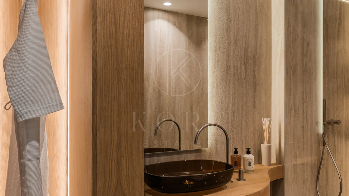 Beautifully designed 4-bedroom apartmentin one of Aloha’s most sought-after residential areas