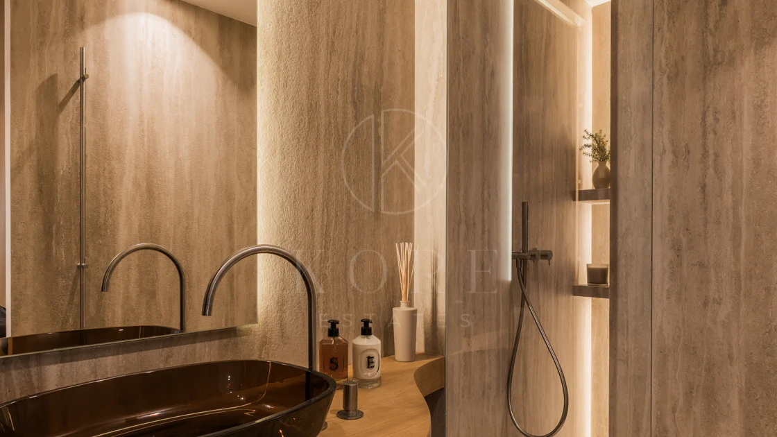 Beautifully designed 4-bedroom apartmentin one of Aloha’s most sought-after residential areas
