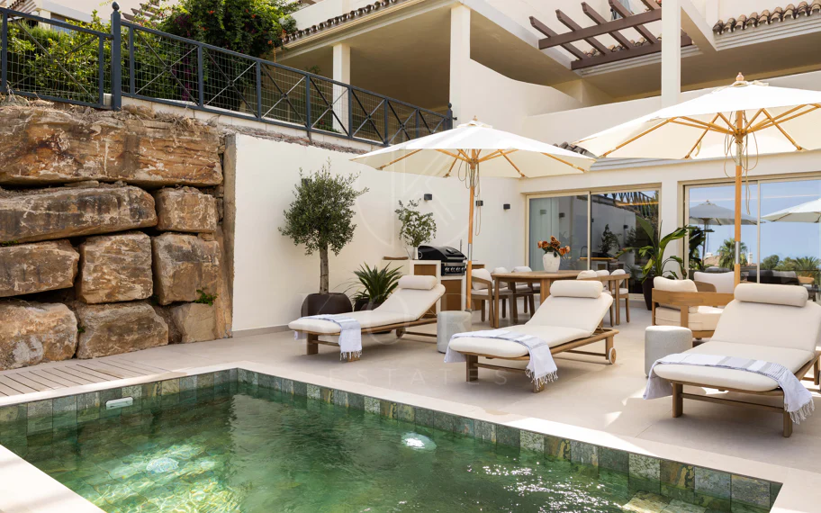 Apartamento en planta baja de lujo en Les Belvederes, Nueva Andalucía