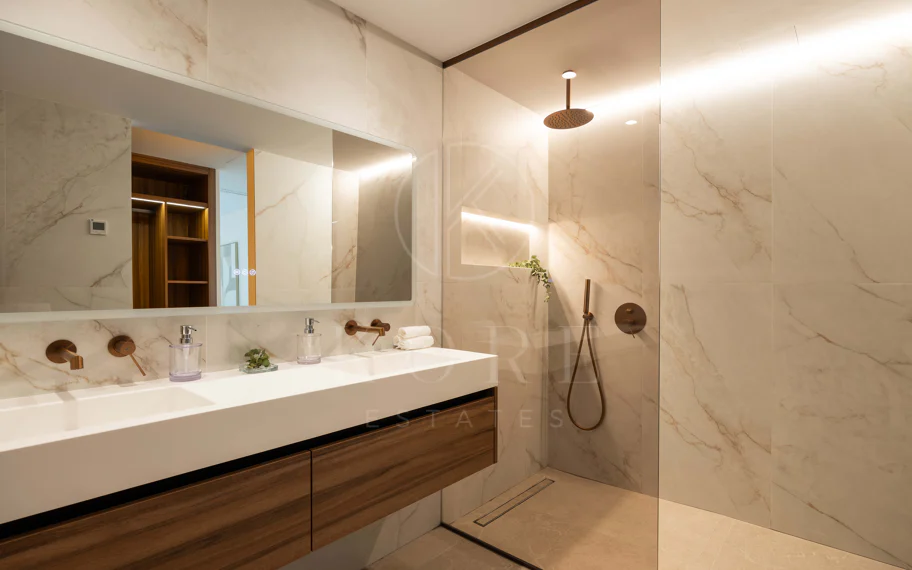 Apartamento en planta baja de lujo en Les Belvederes, Nueva Andalucía