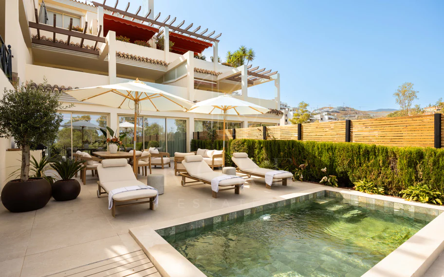 Apartamento en planta baja de lujo en Les Belvederes, Nueva Andalucía
