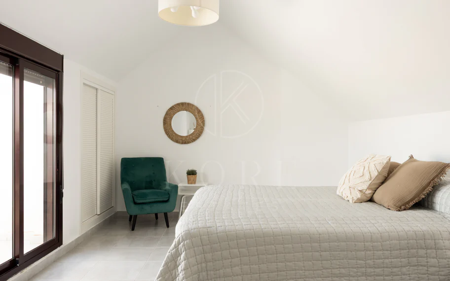 Descubre este impresionante ático dúplex en el corazón de Nueva Andalucía
