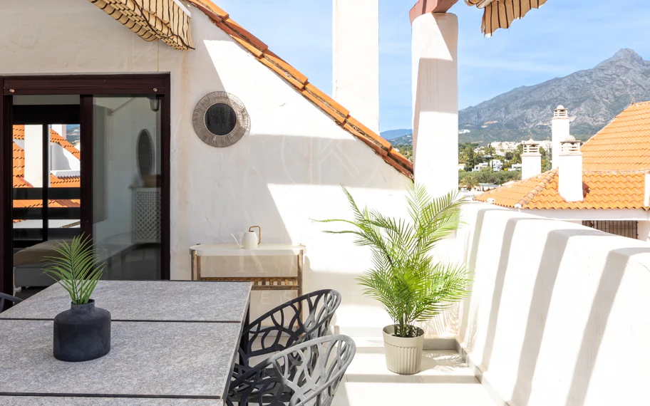 Descubre este impresionante ático dúplex en el corazón de Nueva Andalucía