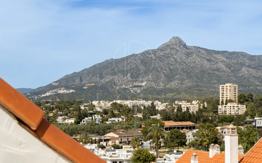 Descubre este impresionante ático dúplex en el corazón de Nueva Andalucía