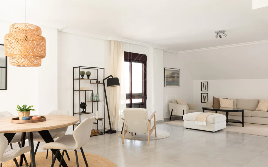 Descubre este impresionante ático dúplex en el corazón de Nueva Andalucía