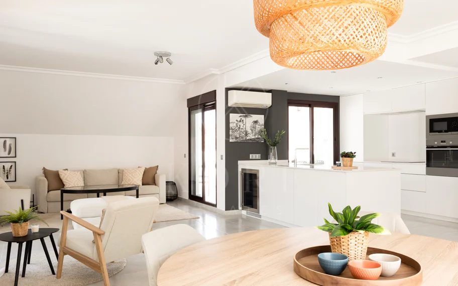 Descubre este impresionante ático dúplex en el corazón de Nueva Andalucía