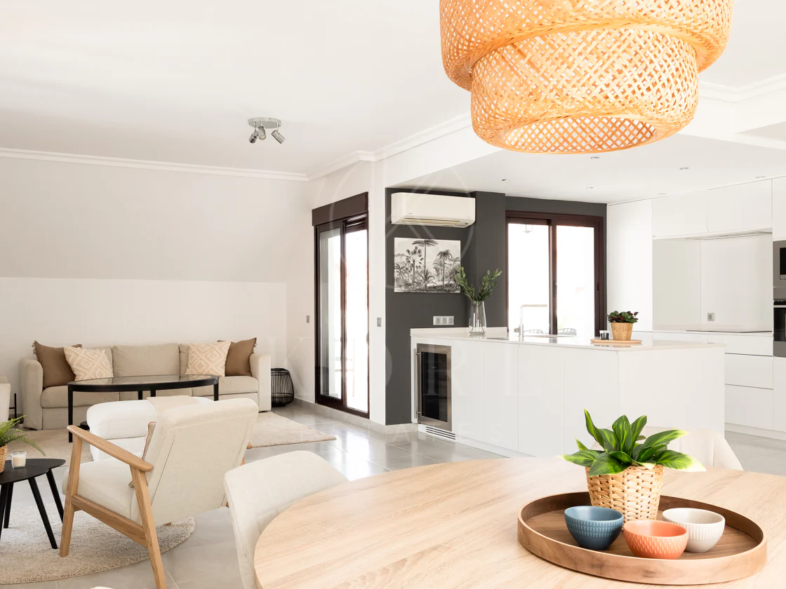 Descubre este impresionante ático dúplex en el corazón de Nueva Andalucía