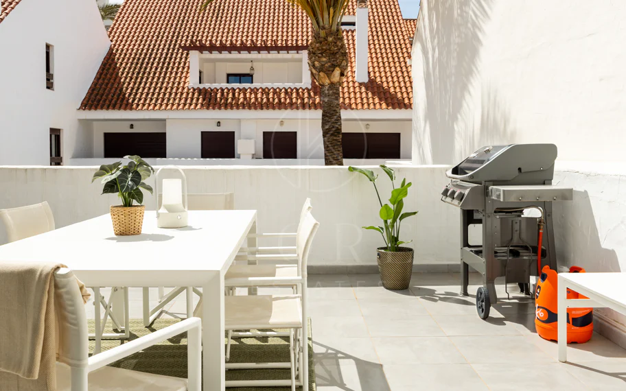 Descubre este impresionante ático dúplex en el corazón de Nueva Andalucía