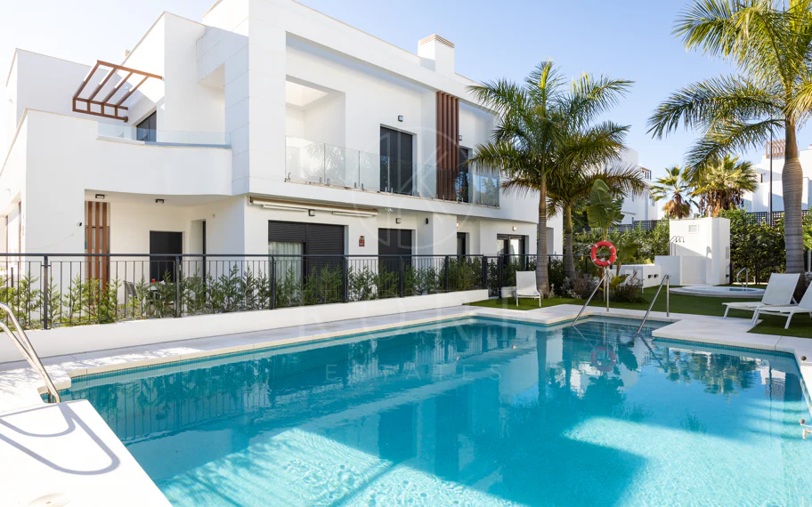 Esta casa adosada en Los Miradores del Sol, Bel-Air Estepona
