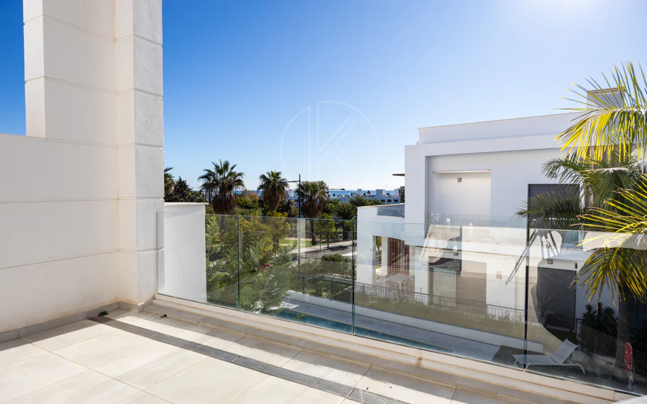Esta casa adosada en Los Miradores del Sol, Bel-Air Estepona