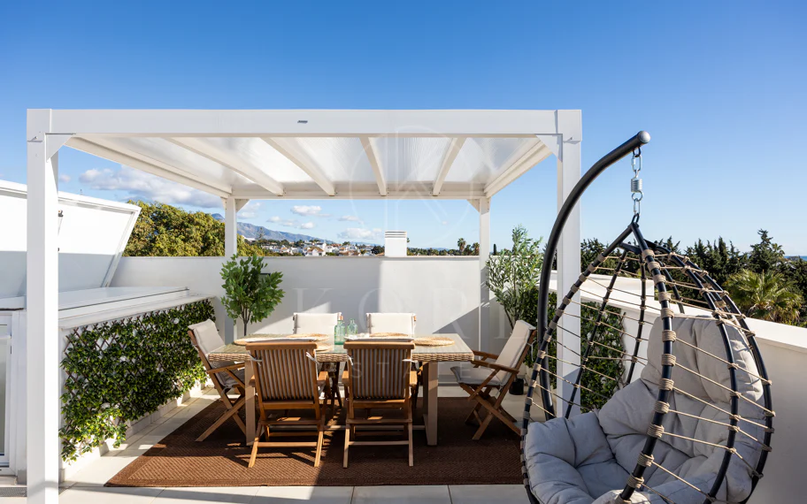 Esta casa adosada en Los Miradores del Sol, Bel-Air Estepona