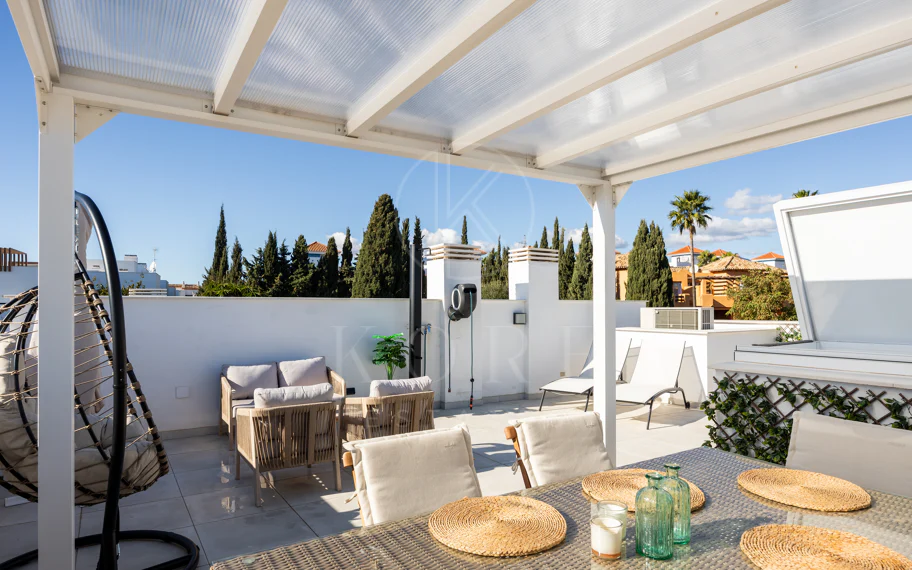 Esta casa adosada en Los Miradores del Sol, Bel-Air Estepona