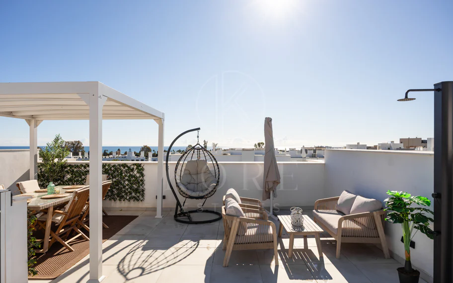 Esta casa adosada en Los Miradores del Sol, Bel-Air Estepona