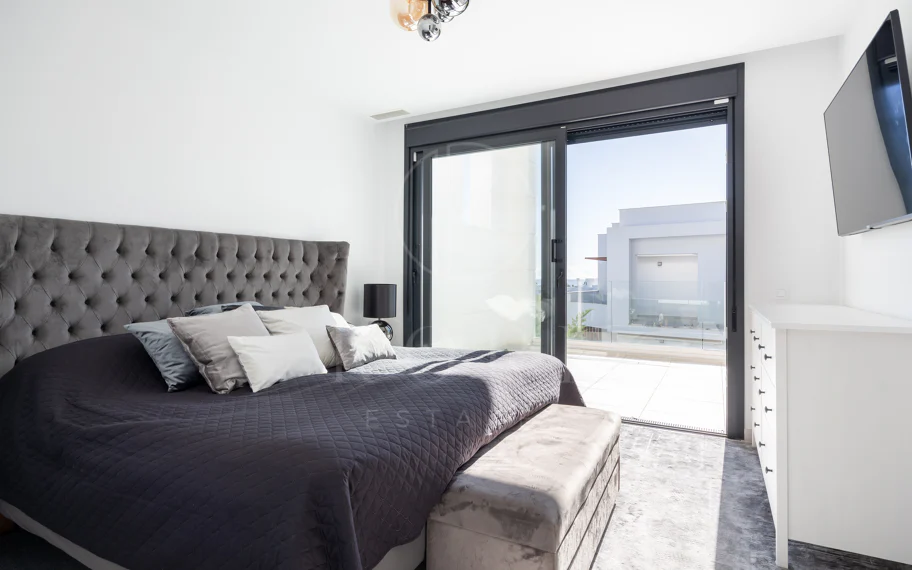 Esta casa adosada en Los Miradores del Sol, Bel-Air Estepona