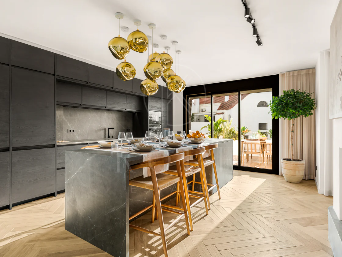 Apartament complet renovat cu trei dormitoare în Nueva Andalucia