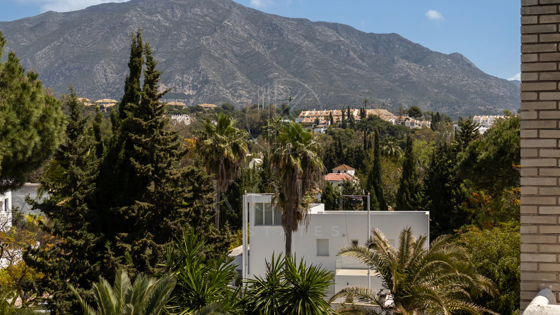 Charming and private duplex apartment located in the heart of Nueva Andalucía’s prestigious Golf Valley